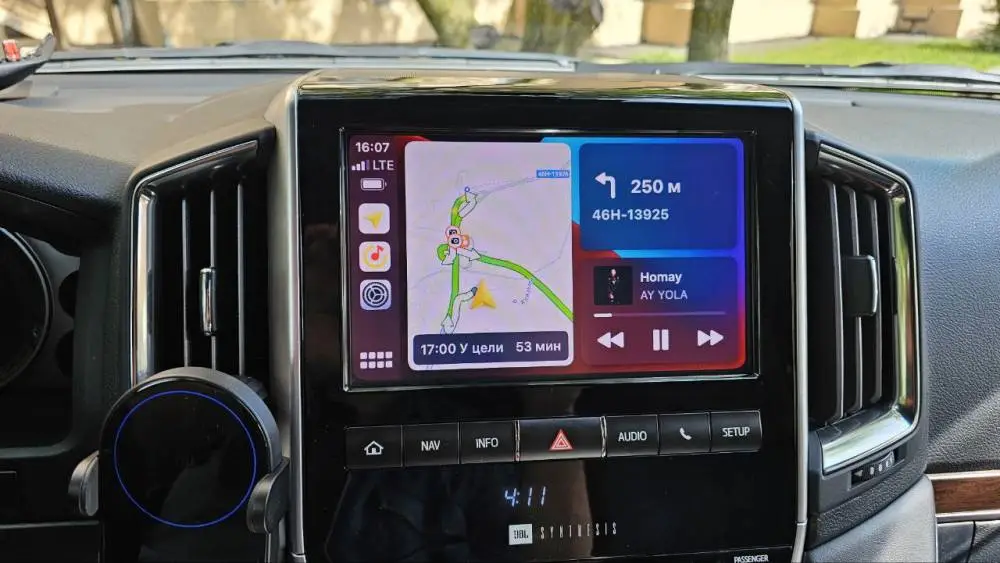 Установка блока активации CarPlay и Android Auto с навигацией для Toyota Land Cruiser 200 (2015—2021) NaviPilot 