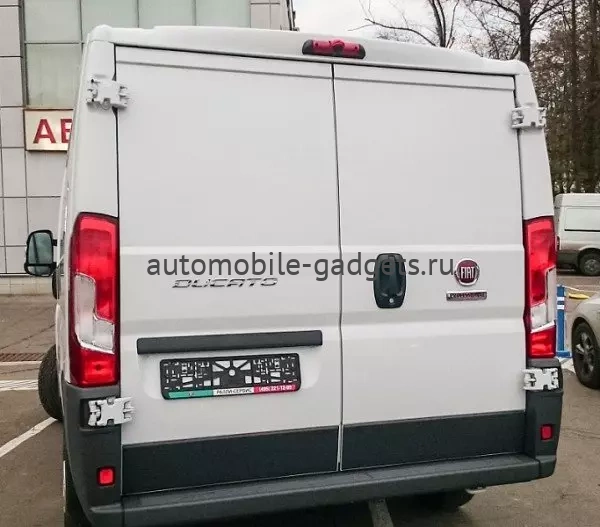 Pleervox PLV-CAM-TR04 Универсальная камера заднего вида для грузовых автомобилей Citroen, Fiat, Peugeot в стоп сигнал Pleervox PLV-CAM-TR04 Универсальная камера заднего вида для грузовых автомобилей Citroen, Fiat, Peugeot в стоп сигнал