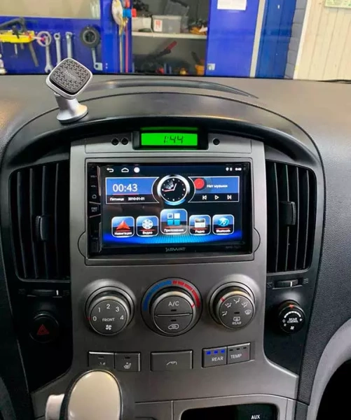 SWAT AHR-7020-RHY-N14 Установочный комплект для Hyundai H1 Starex 2007-2015 на Android 8.1 c 2 GB оперативной памяти и встроенным DSP процессором