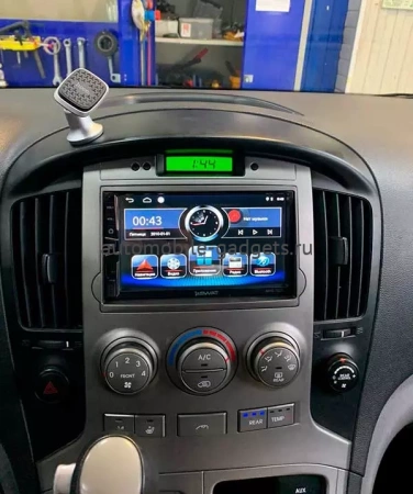 SWAT AHR-7020-RHY-N14 Установочный комплект для Hyundai H1 Starex 2007-2015 на Android 8.1 c 2 GB оперативной памяти и встроенным DSP процессором