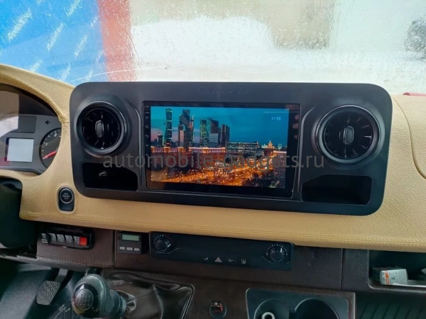 Mercedes-Benz Sprinter (w907) 2018-2024 Canbox M-Line 4543-10-2049 на Android 10 (4G-SIM, 2/32, DSP, QLed)