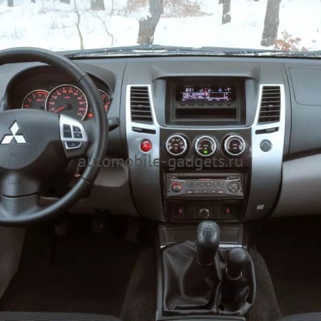 Переходная рамка Incar RMS-N23 для Mitsubishi L200 (2006 - 2015), Pajero Sport (2008 - 2015)